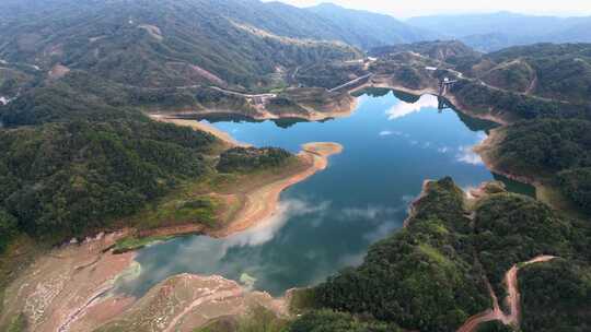 广东省揭阳市黄满寨瀑布的山顶湖泊