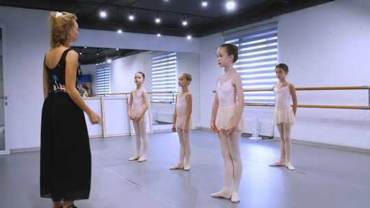 老师教女孩们跳芭蕾舞视频素材模板下载