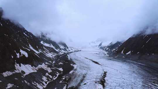 航拍被大雪覆盖的河堤与山脉