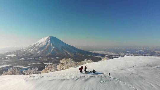 航拍户外自然雪山 旅行探险的 驴友人们