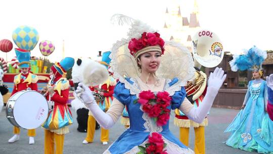 泉城欧乐堡度假区，花车、烟花、花灯表演