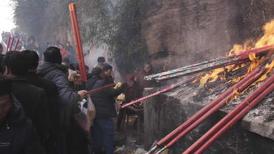 民间活动风俗人群祭拜信仰烧高香菩萨保佑