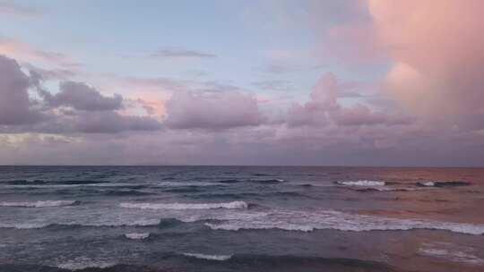 海浪拍打海岸