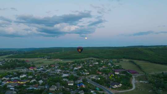 人们在一个小村庄上空乘热气球
