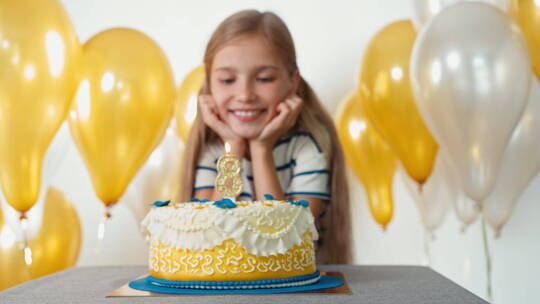 小女孩吹生日蛋糕里的蜡烛视频素材模板下载