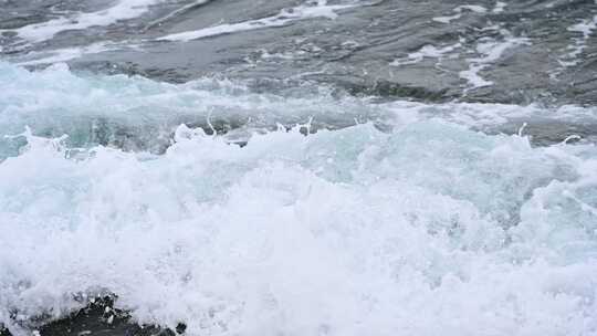 海南三亚海边沙滩海浪拍打礁石