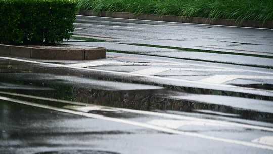 雨后汽车行驶水花飞溅