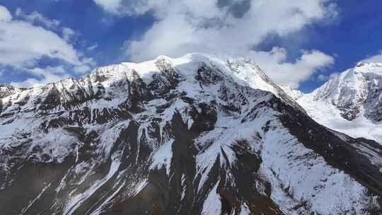 航拍川西贡嘎山区勒多曼因雪山风光