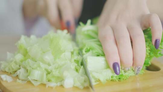 一个年轻女人正在做饭