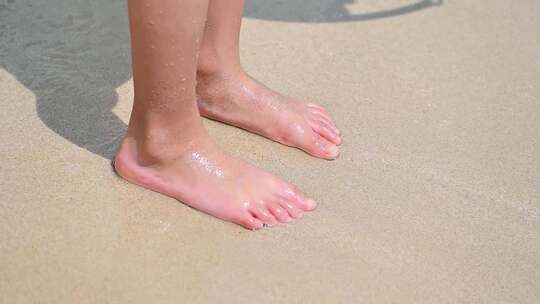 海边沙滩上海浪浪花与儿童脚丫慢动作