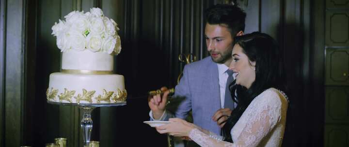 新婚夫妇切结婚蛋糕