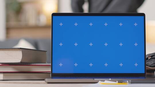书桌上子蓝屏笔记本电脑视频素材模板下载
