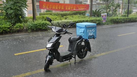 下雨天路边的外卖车