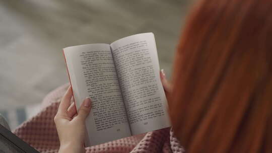 女人翻书读英语阅读故事视频素材模板下载