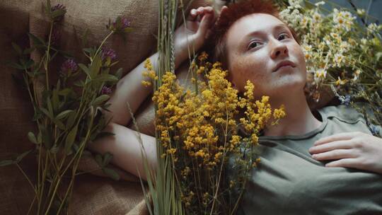 女人躺在花丛里 