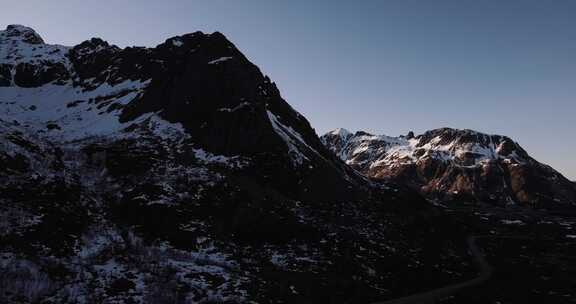 雪山旁边的湖泊和道路天线