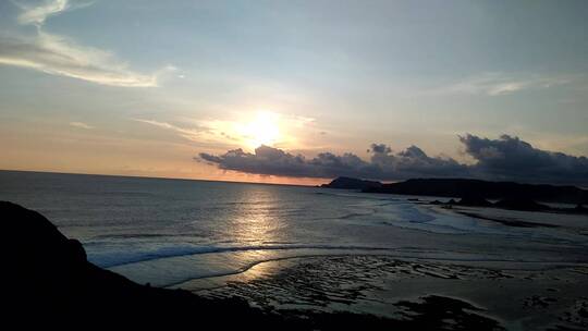 日落下的海浪划过海岸视频素材模板下载