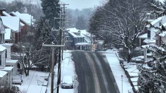山上下雪的美国社区，冬天有连接的输电塔。