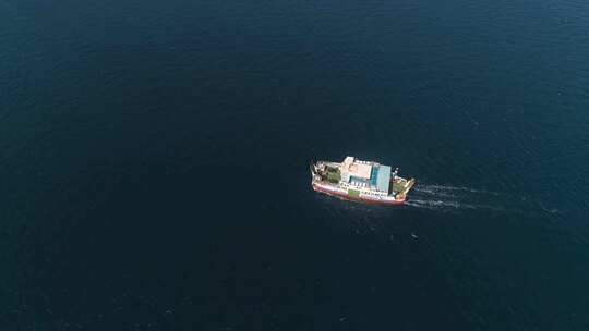 海上客运渡轮吉利马努克港。巴厘岛印度尼西