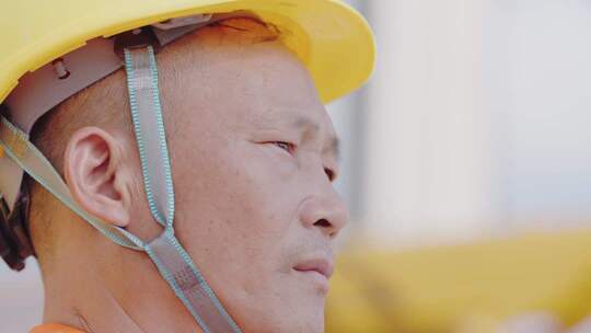安全帽工人特写工地建设者坚毅眼神展望未来