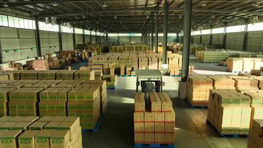 叉车在大型仓库中