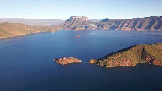 云南泸沽湖中的岛屿格姆女神山日出清晨航拍