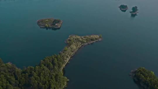 高清航拍湖泊唯美风景黑龙滩小岛