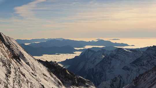 四川岷山山脉都日峰雪山日出云海风光