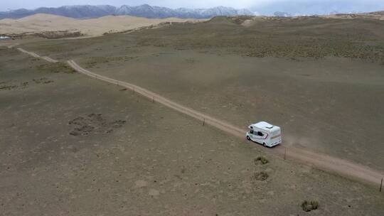房车行驶在沙漠无人区