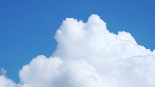 蓝天蓬松白云特写