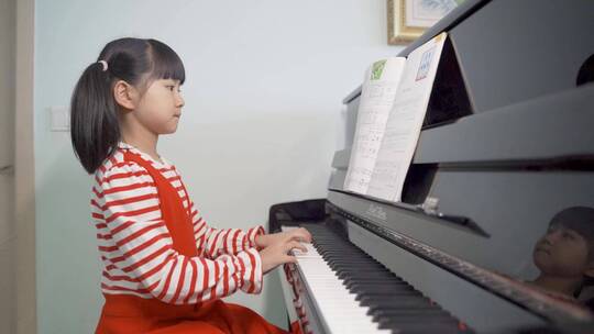 小女孩弹钢琴视频素材模板下载