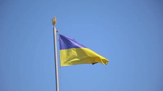 乌克兰国旗在旗杆上飘扬