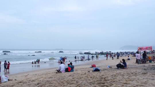 游客在海滩走动的延时摄影