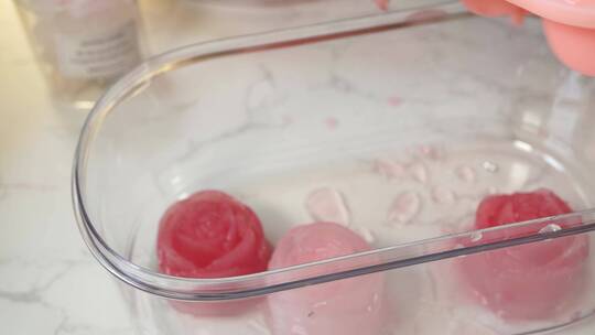 冰盒冰格拆出粉红色玫瑰冰块