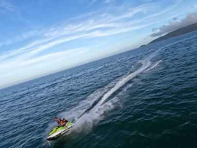 fpv穿越机追摩托艇航拍双月湾大海上娱乐