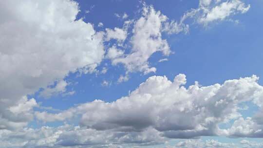 蓝天白云下的蓬松云朵