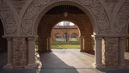 阳光照射在欧式建筑圆形拱门走廊
