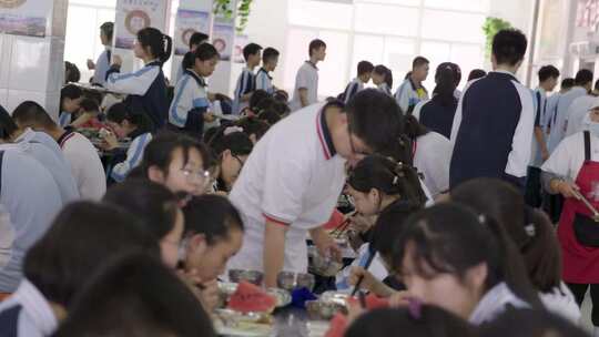 学校食堂餐厅校园餐厅中学生吃饭盒饭