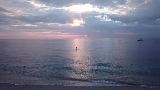 风平浪静的海面_带着冲浪板