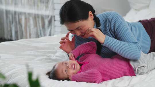 快乐妈妈和小宝宝在床上玩耍亲子游戏时光视频素材模板下载