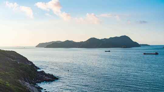 深圳大鹏半岛东冲海岸观三门岛的清晨