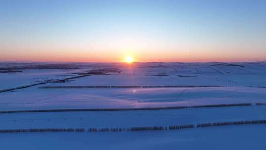 雪后垦区田野夕阳时的唯美时刻