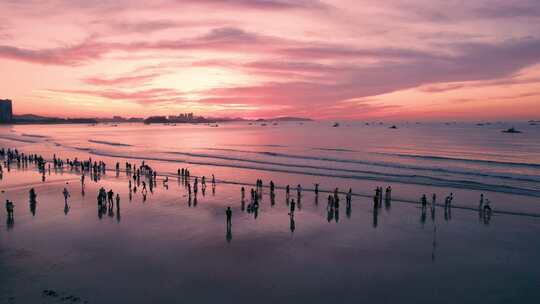 福建东山岛金銮湾海边游客看日出航拍