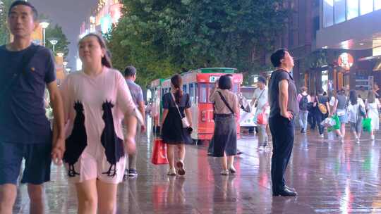 夜晚城市街道街头人流行人街景夜景逛街素材