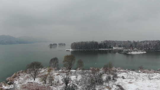 航拍武汉龙泉山雪景湖面俯拍树林