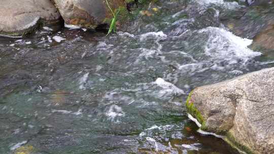 深秋后山区的溪流