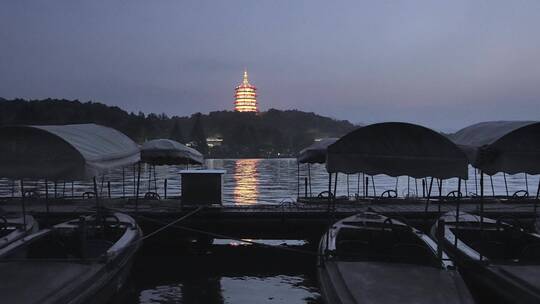 夜晚西湖风景区游船码头和雷峰塔夜景