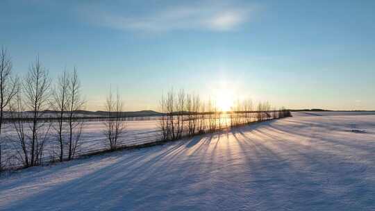 雪后垦区田野夕阳时的美丽景象