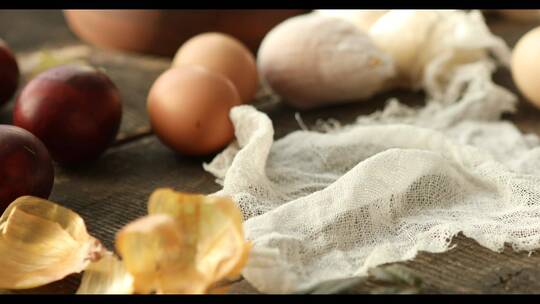 将鸡蛋包起来制作复活节彩蛋