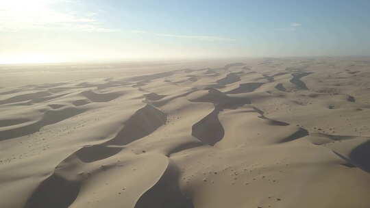 非洲沙漠沙丘狩猎的空中无人驾驶飞机视图。